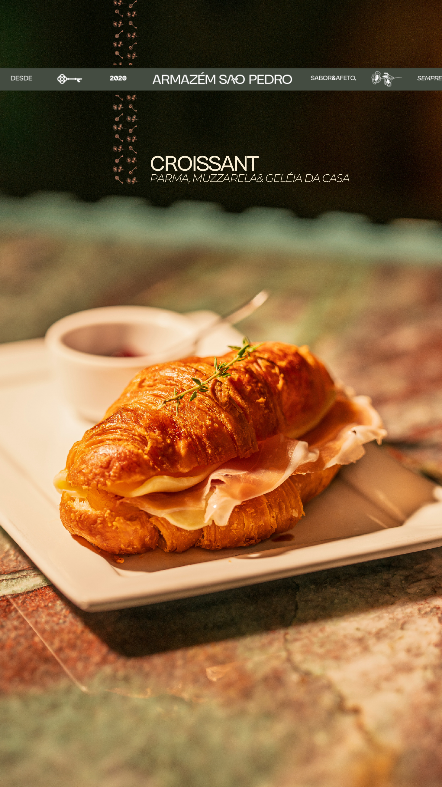 Croissant com parma, muçarela e geleia da casa